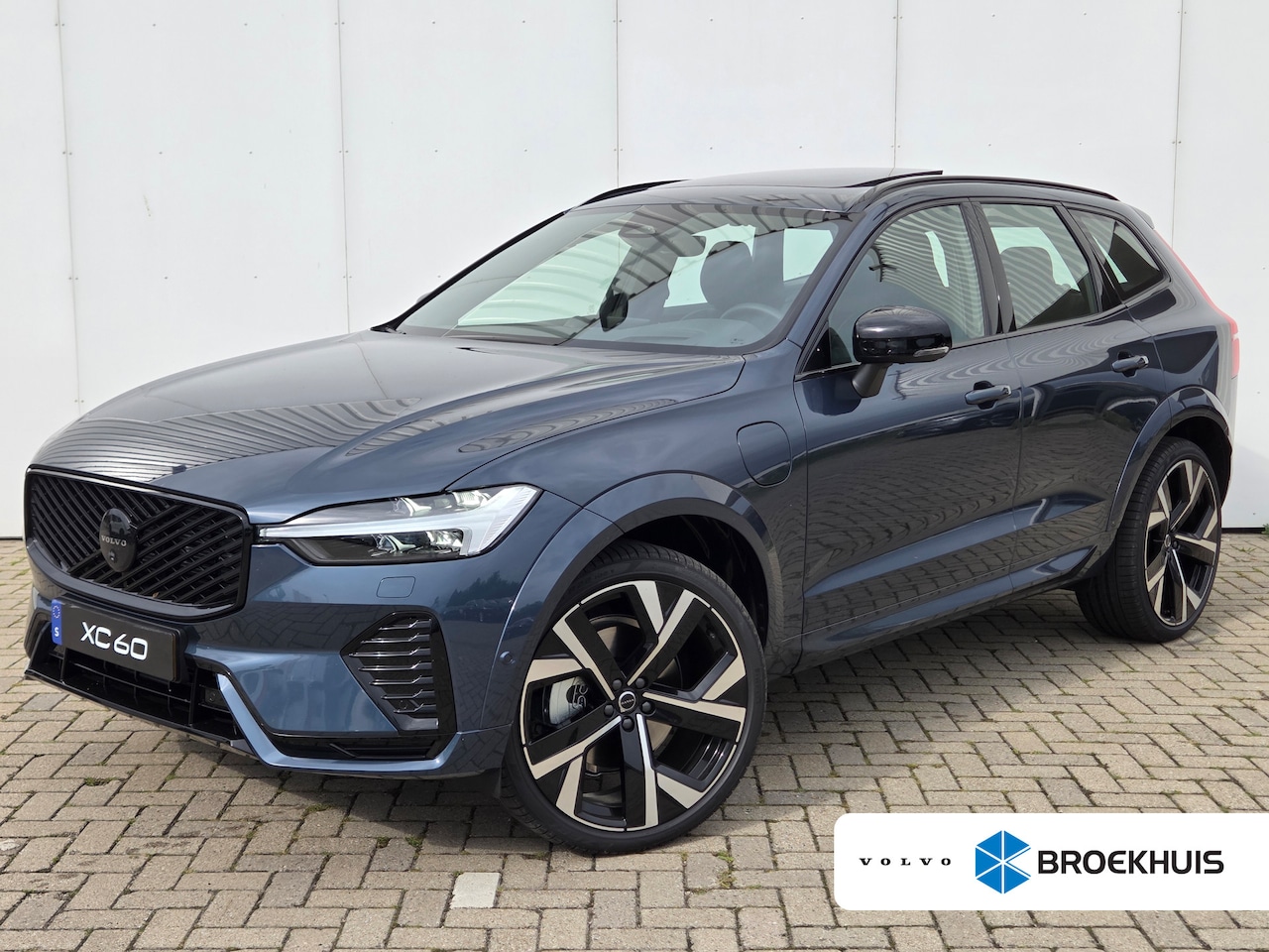 Volvo XC60 - 2.0 T6 Plug-in hybrid AWD Ultra Black Edition | B&W | Luchtvering | Pano | - AutoWereld.nl