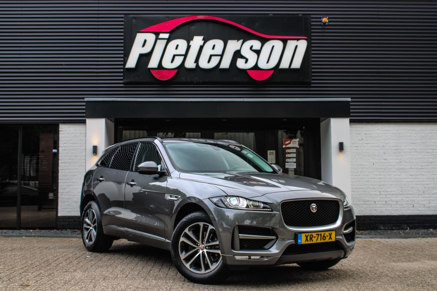 Jaguar F-Pace - 2.0 R-Sport AWD PANO CAMERA LEDER XENON - AutoWereld.nl