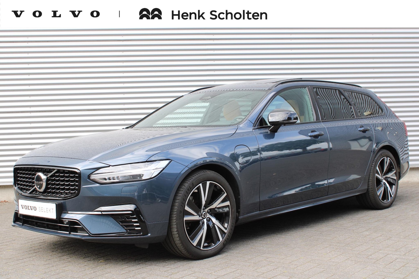 Volvo V90 - 2.0 T6 Plug-in hybrid AWD Plus Dark | Trekhaak | Panoramisch Schuif-/Kanteldak | Harman/Ka - AutoWereld.nl