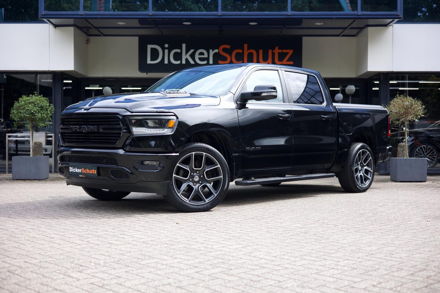 Dodge Ram 1500 - 5.7 V8 4x4 Crew Cab Sport 5.7 V8 4x4 Crew Cab Sport - AutoWereld.nl