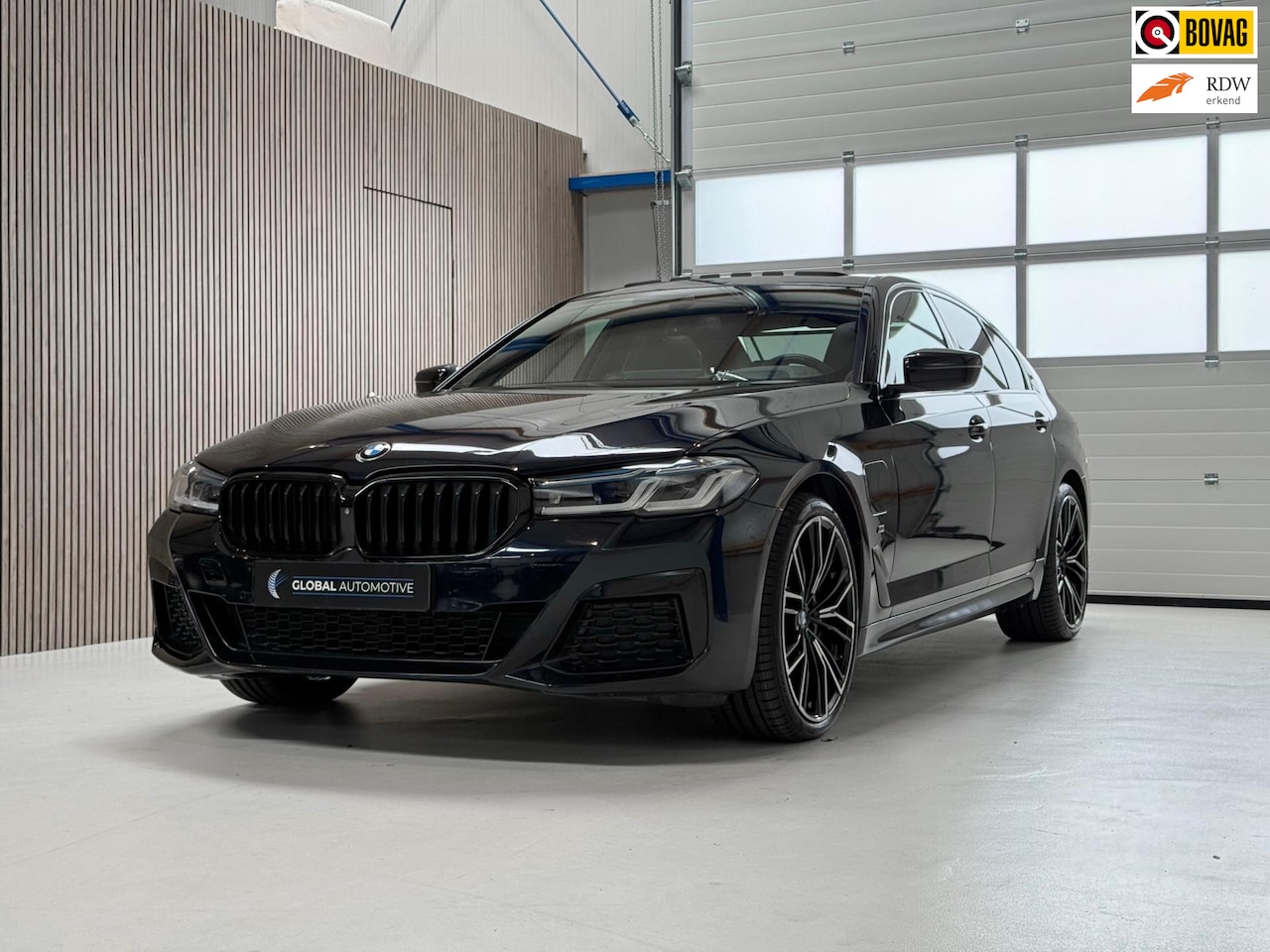 BMW 5-serie - 545e xDrive High Executive G30 LCi M Sport 394 PK 6 cilinder - M5 STOELEN - PANORAMADAK - - AutoWereld.nl