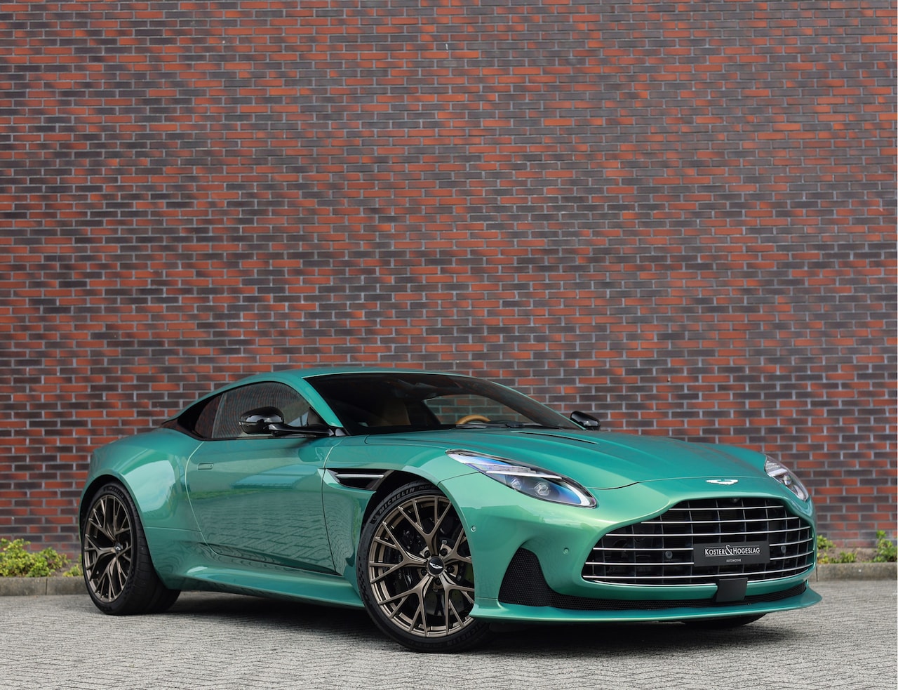 Aston Martin V8 Coupé - DB12 4.0 | Iridiscent Emerald - Oxford Tan - AutoWereld.nl