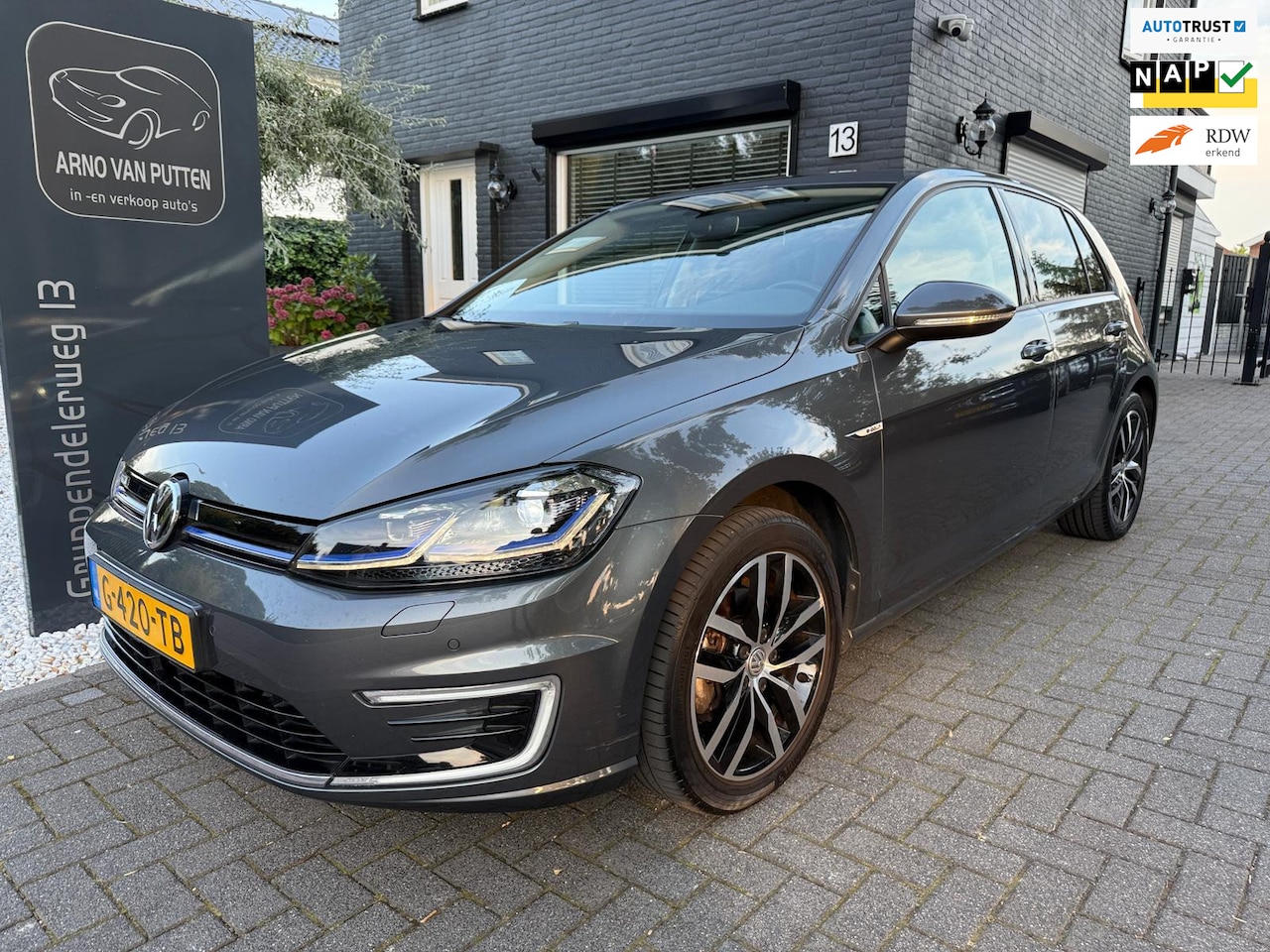 Volkswagen e-Golf - E-DITION - Carplay - virtueel display - Camera - AutoWereld.nl