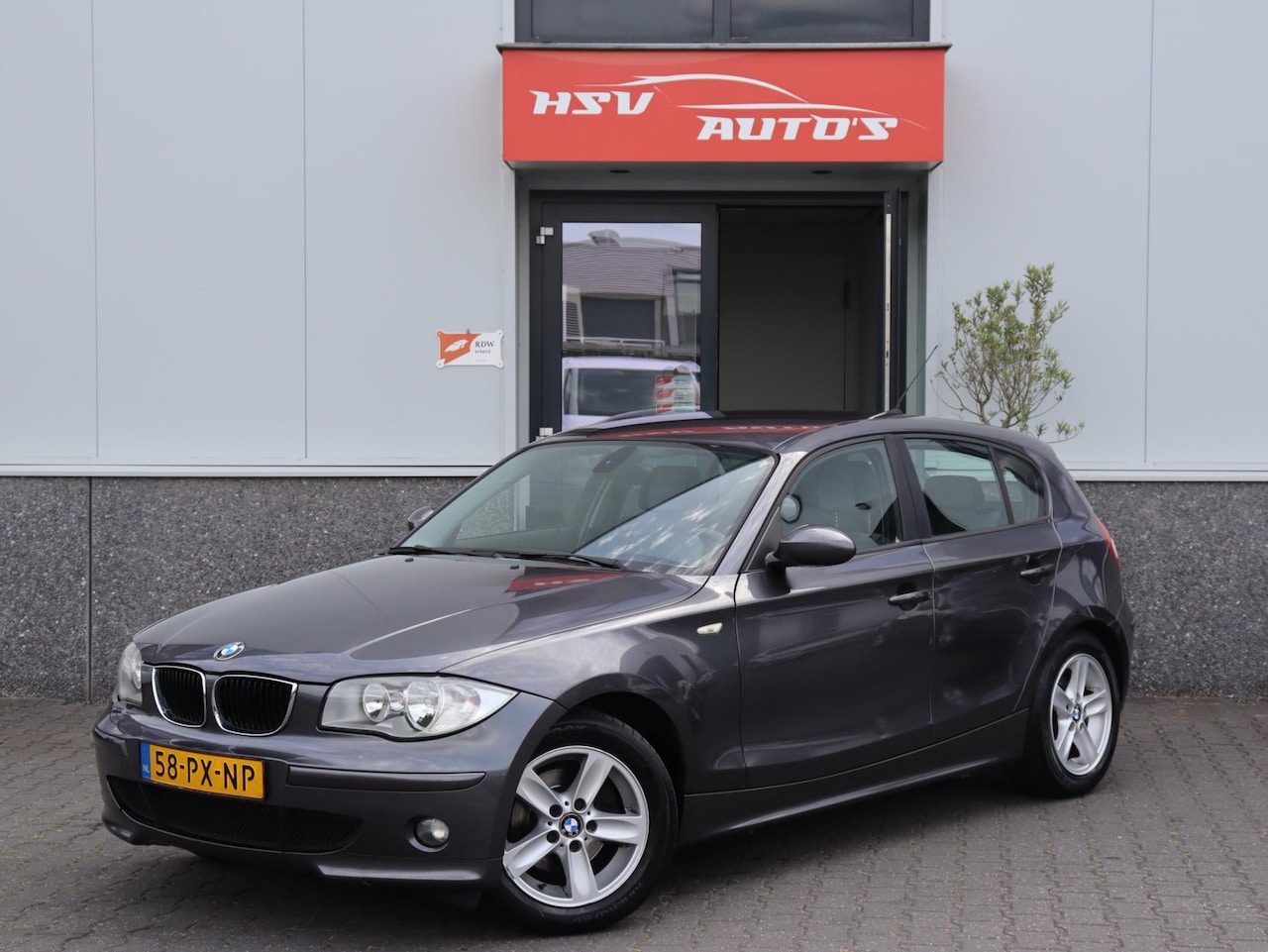 BMW 1-serie - 120i High Executive airco LM 4-deurs - AutoWereld.nl