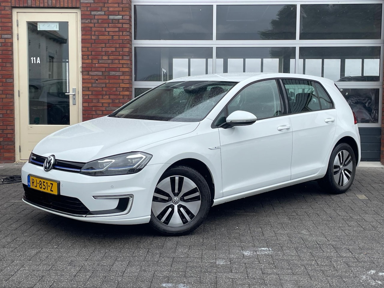 Volkswagen e-Golf - E-Golf | SOH 95% | CarPlay | Adaptieve Cruise Control | Parkeersensoren | Lichtmetalen Vel - AutoWereld.nl