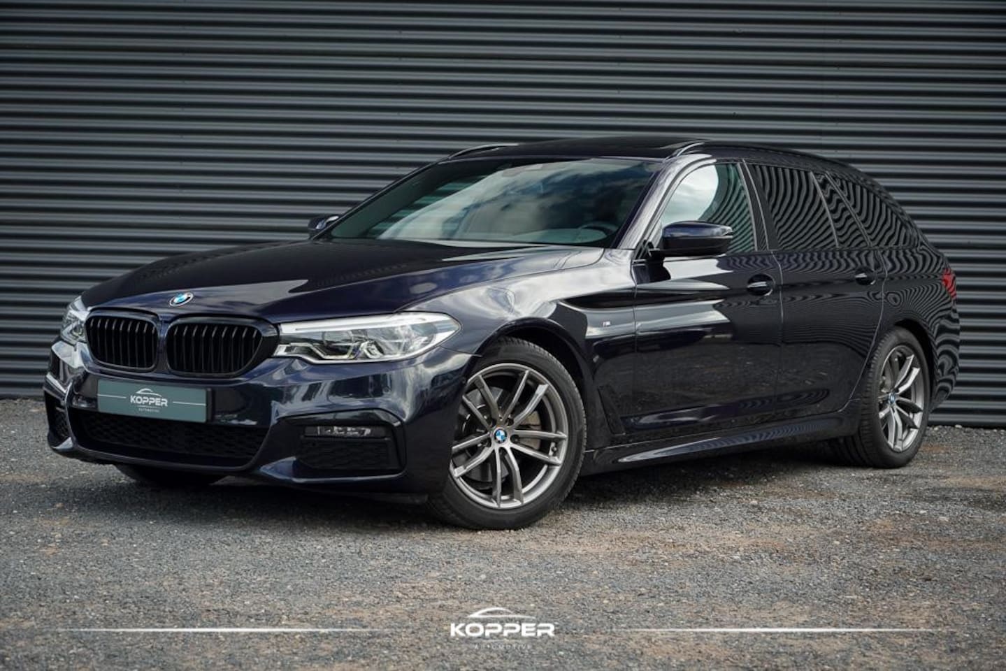 BMW 5-serie Touring - 520i High Executive Edition / M-Sport / Pano / Trekhaak - AutoWereld.nl