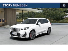 BMW iX1 - eDrive20 67 kWh M Sport / Panoramadak / Trekhaak / Sportstoelen / Stoelverwarming / Parkin