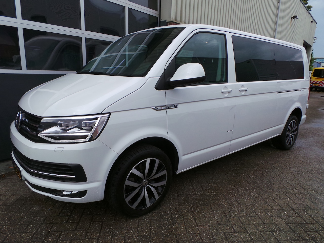 Volkswagen Transporter - 2.0 TDI 204pk BULLI DSG L2 DC Highl. 2 Schuifdeuren,Camera,Navi,Wit.Metallic,Stoelverw,Enz - AutoWereld.nl
