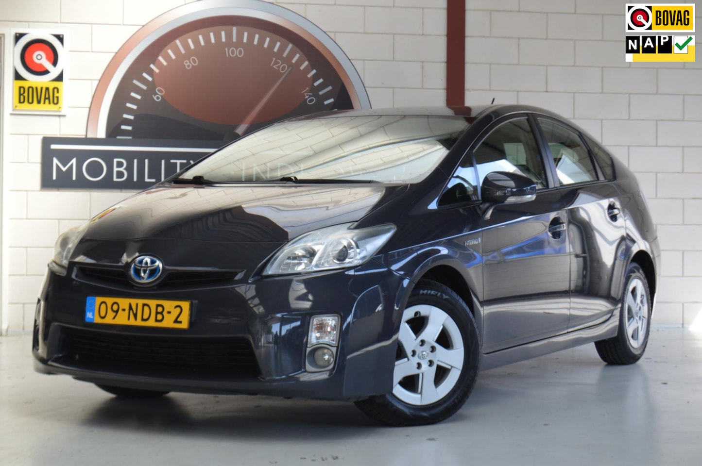 Toyota Prius - 1.8 ALL-SEASON, APK, GARANTIE, SUPER NETJES! - AutoWereld.nl