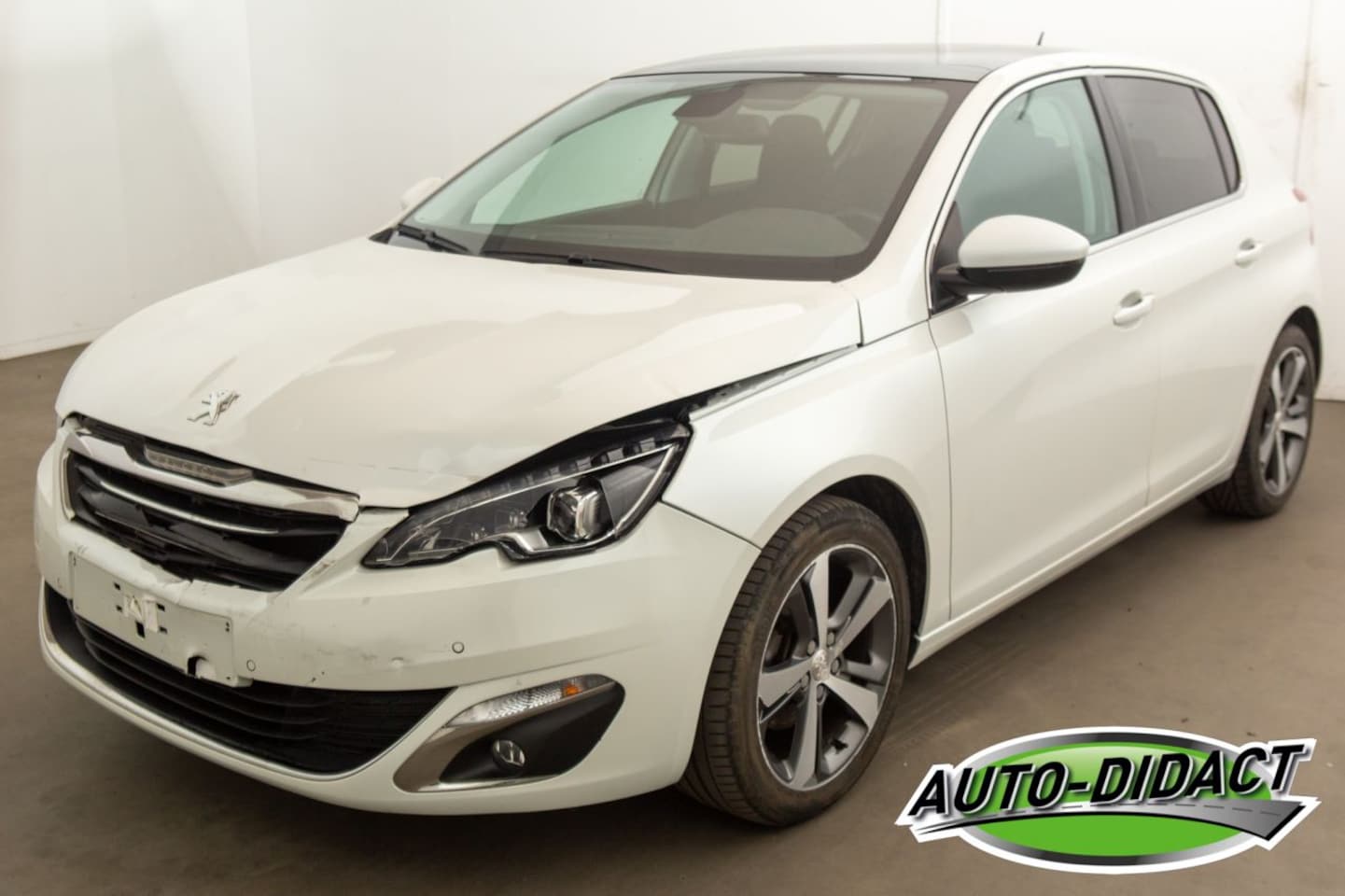 Peugeot 308 - 1.2 Clima Navi Pano Camera - AutoWereld.nl
