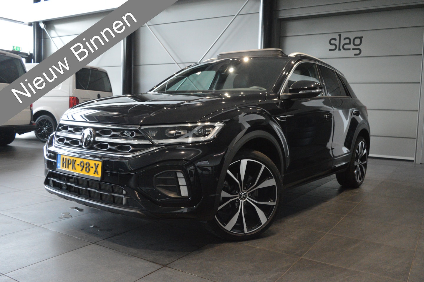 Volkswagen T-Roc - 1.5 TSI 3X R-LINE navi pano camera led pdc 19 inch 150 pk !! - AutoWereld.nl