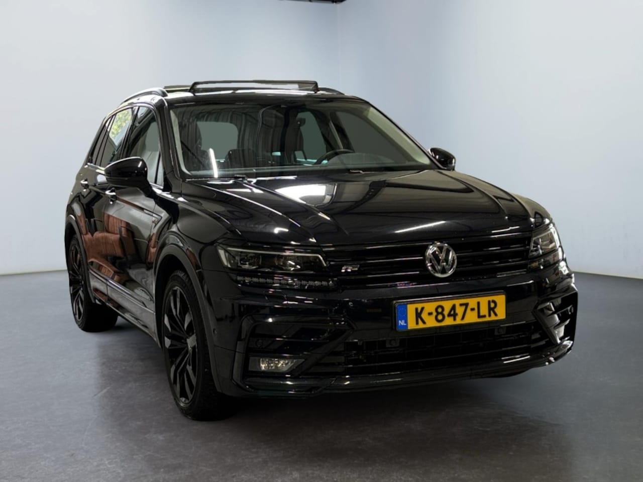 Volkswagen Tiguan - 2.0 TSI 4motion | R-line | Panoramadak | Trekhaak | Camera | - AutoWereld.nl