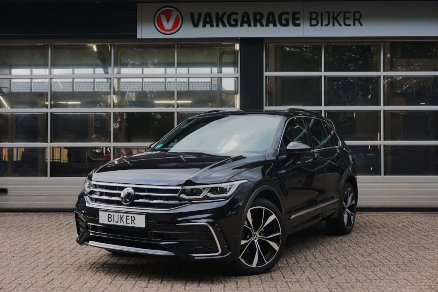 Volkswagen Tiguan - 1.5 TSI R-Line Business 1.5 TSI R-Line Business+ - AutoWereld.nl