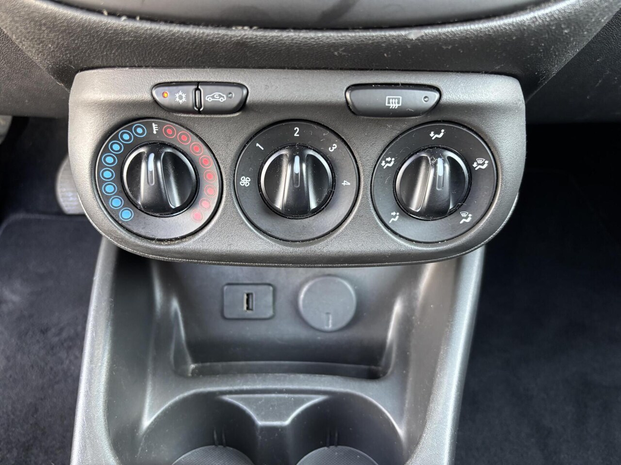 Opel Corsa - 1.4 Edition Airco/ Cruise Control/ Bluetooth!!