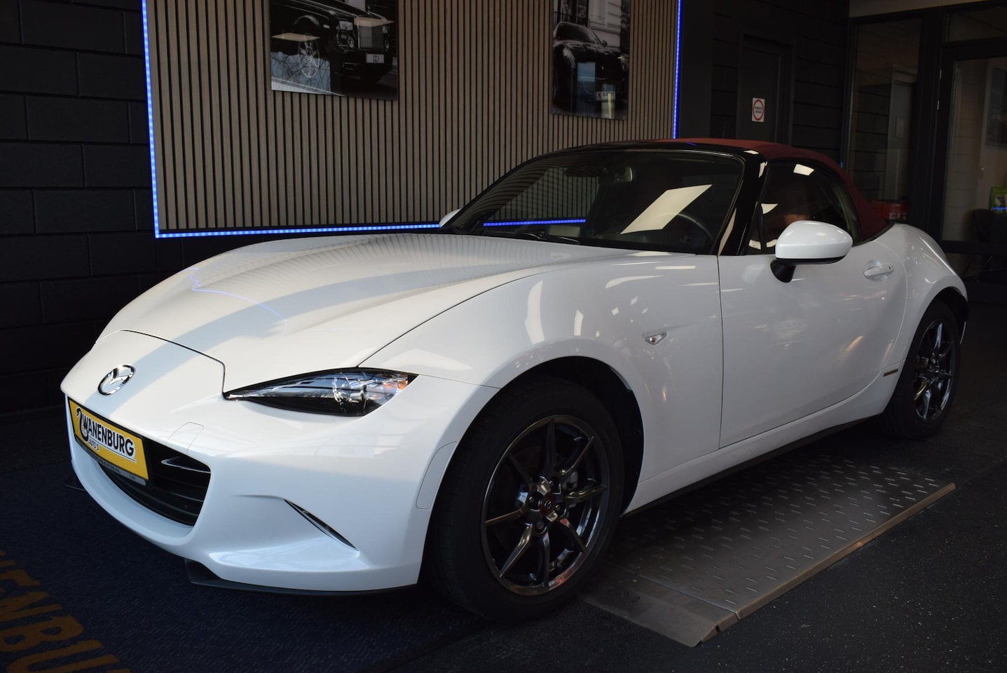 Mazda MX-5 - 1.5 SkyActiv-G 132 Signature 100th anniversary !! Uniek in NEDERLAND !! Km 19.000 !! - AutoWereld.nl