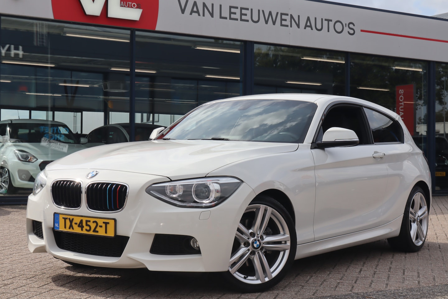 BMW 1-serie - 118i Business+ | Automaat | Navi | Stoelverwarming - AutoWereld.nl