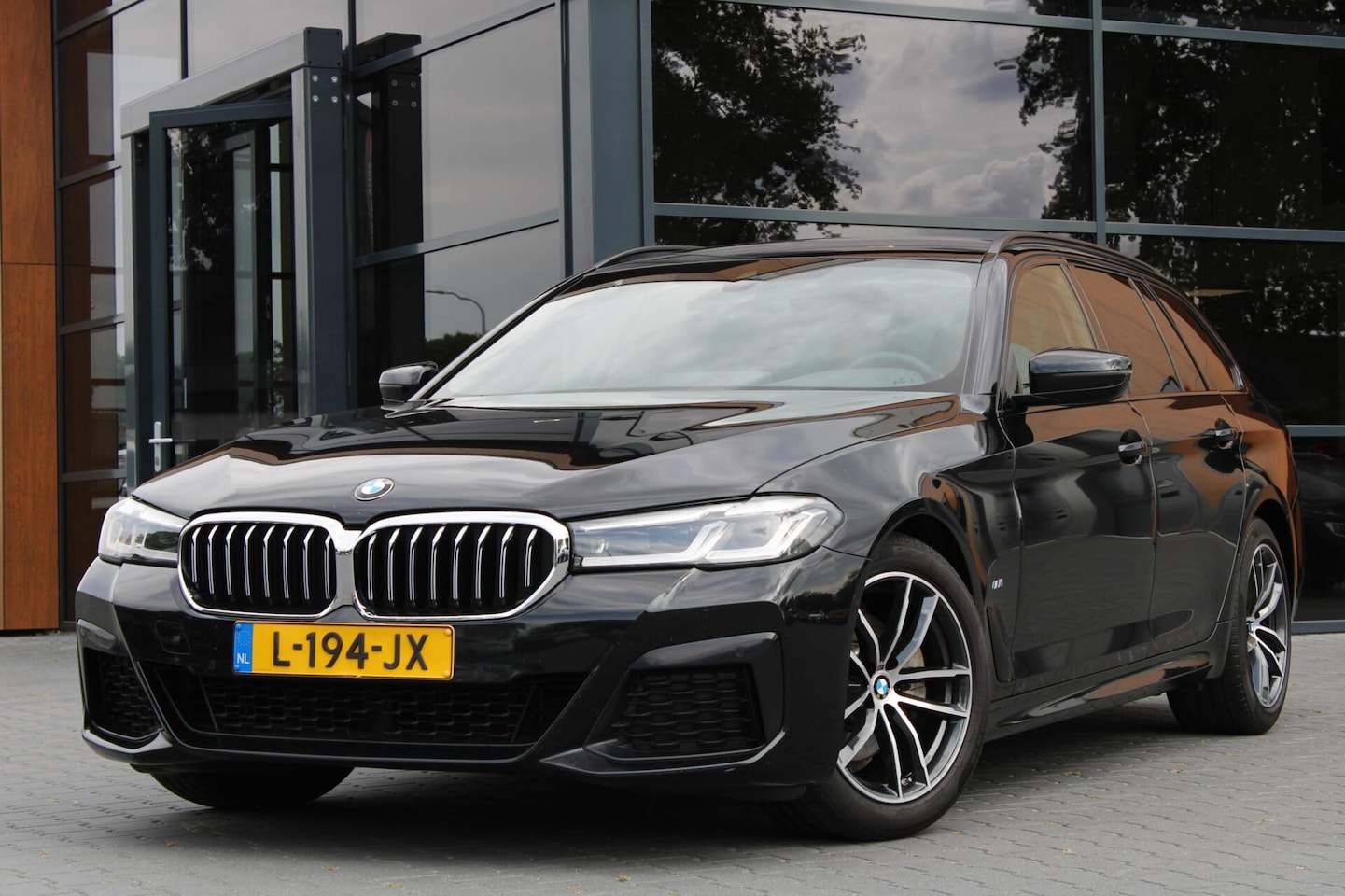 BMW 5-serie Touring - 520i M-Sport | Comfortstoelen | Org. NL - AutoWereld.nl