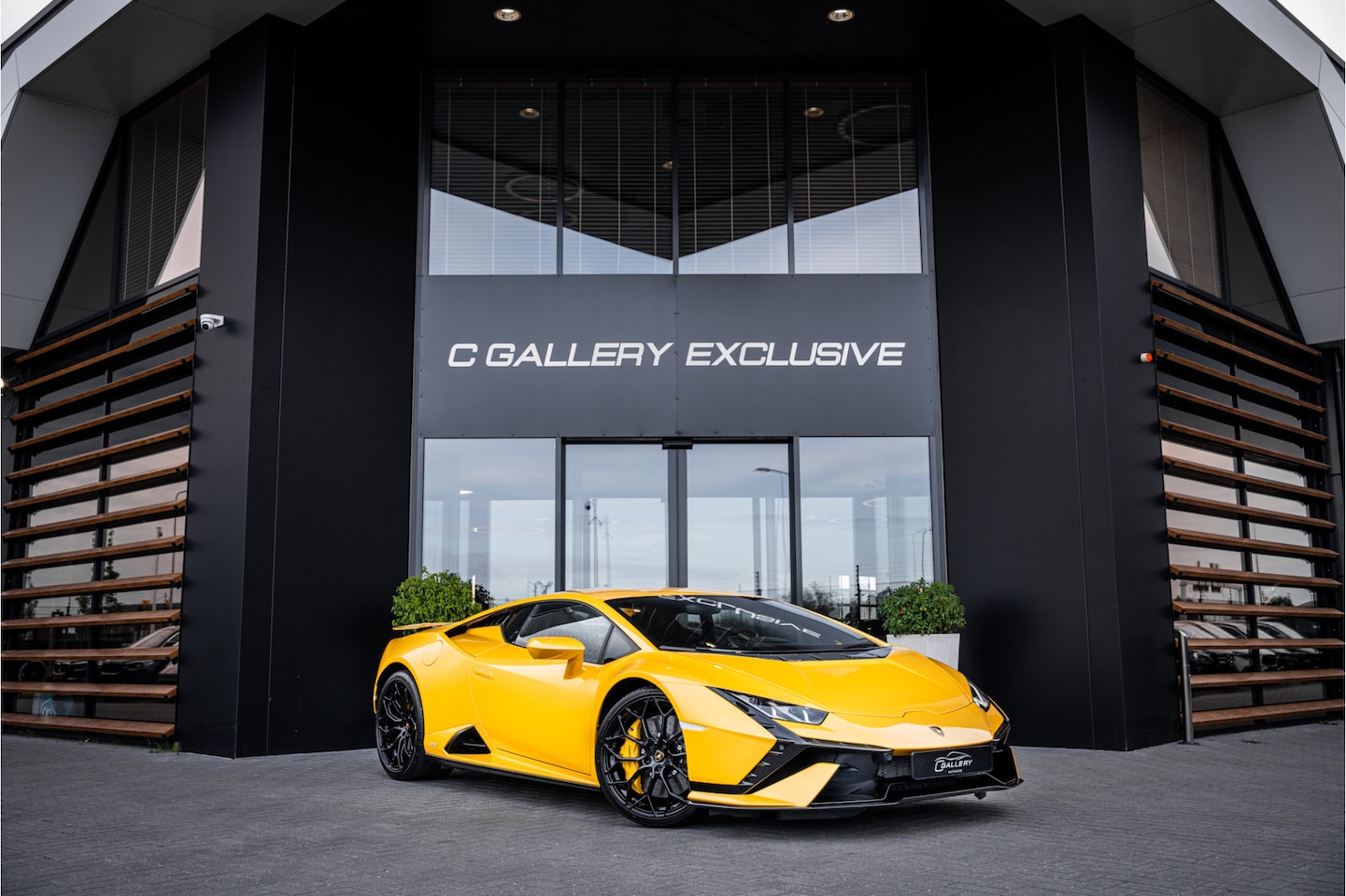 Lamborghini Huracán - 5.2 V10 Tecnica RWD - Giallo Inti | Fabrieksgarantie | Dealeronderhouden | Lift | Sensonum - AutoWereld.nl