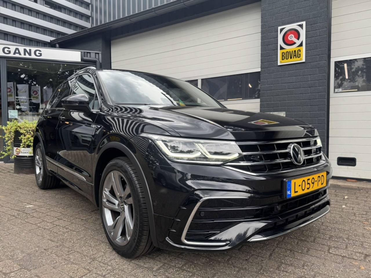 Volkswagen Tiguan - 1.5 TSI R-Line Bns+ panodak - AutoWereld.nl