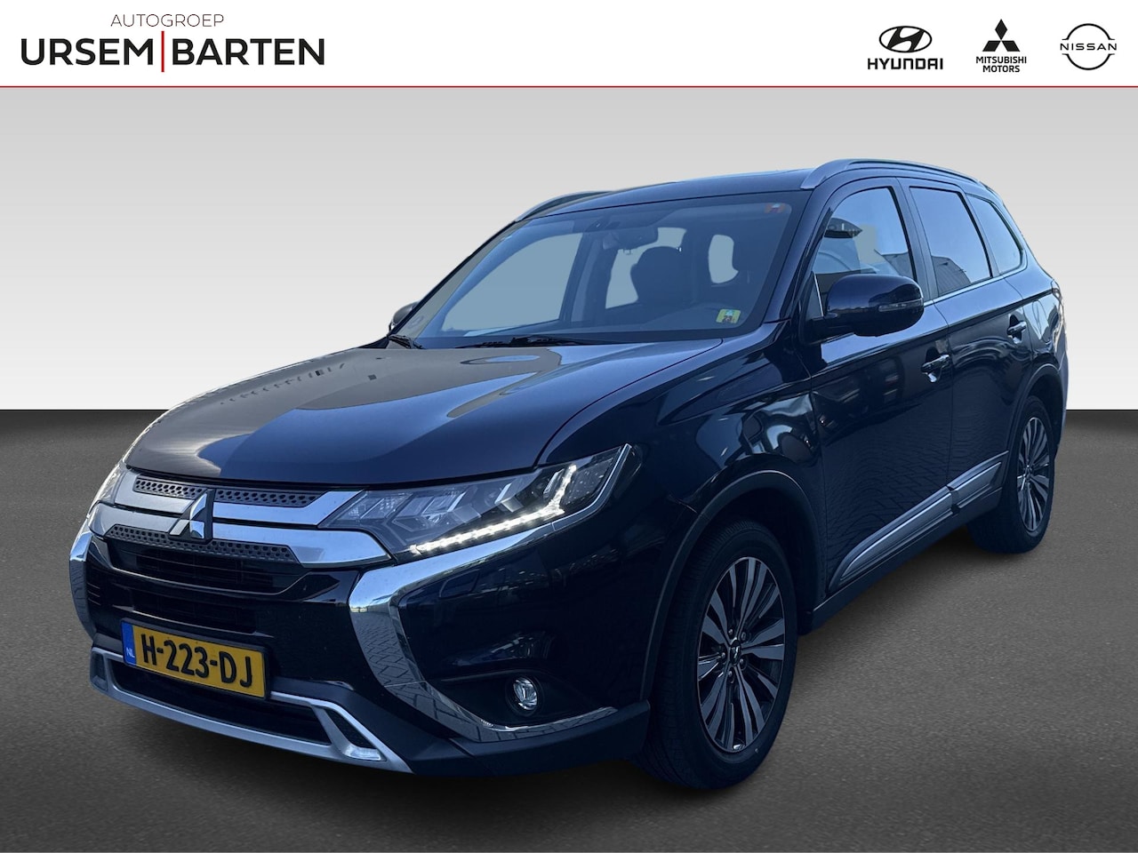 Mitsubishi Outlander - 2.0 2WD CVT Limited 7-persoons Automaat | elektrische achterklep | stuurverwarming | Apple - AutoWereld.nl