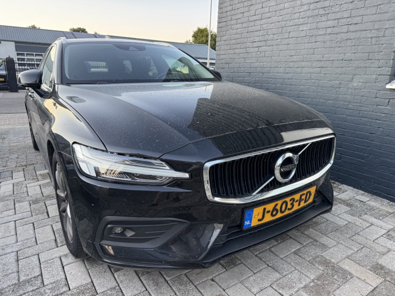 Volvo V60 - 2.0 B4 Benzine 2020 Zwart EX BPM - AutoWereld.nl