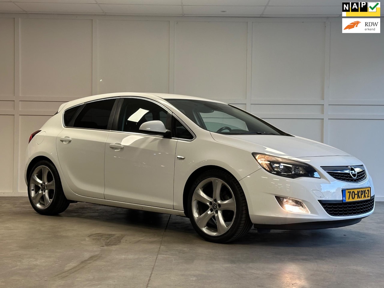 Opel Astra - 1.6 Sport / Airco / Cruise / Navi - AutoWereld.nl