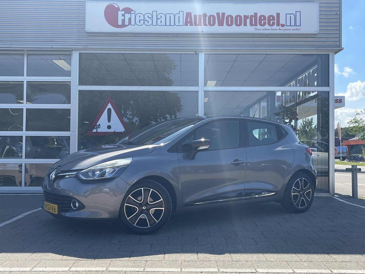 Renault Clio - 0.9 TCe Expression 5 Drs / Airco / Cruise / APK: 5-2026 / 2013 - AutoWereld.nl