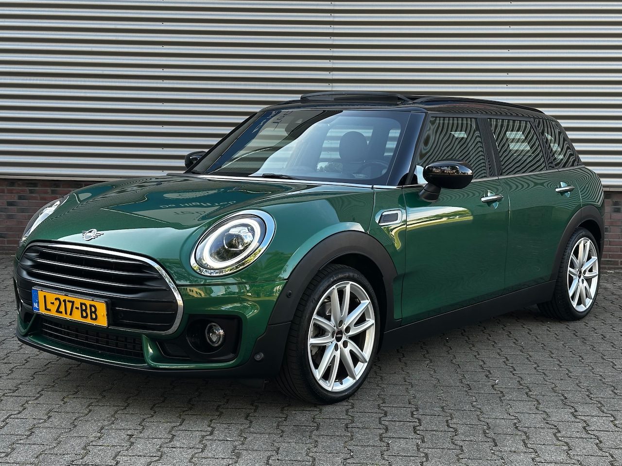 MINI Clubman - 1.5 Cooper Richmond Park Edition Automaat | Panoramadak | Stoelverwarming | Keyless | Trekhaak - AutoWereld.nl