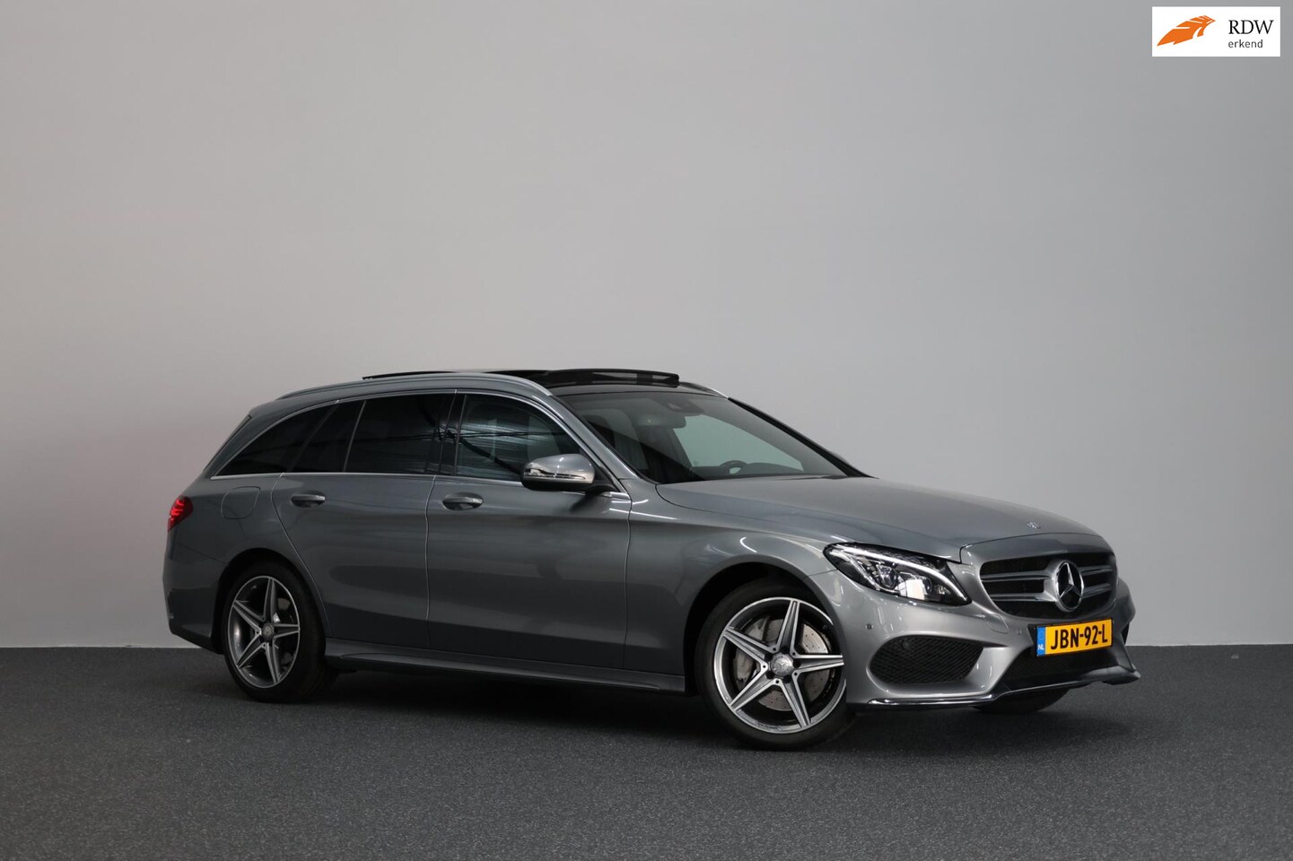 Mercedes-Benz C-klasse Estate - 400 AMG 4MATIC LED/SFEER/PANORAMADAK/LEER+S.VERWARMING/LMV/CAM/CRUISE/ECC/12 MDN GARANTIE! - AutoWereld.nl