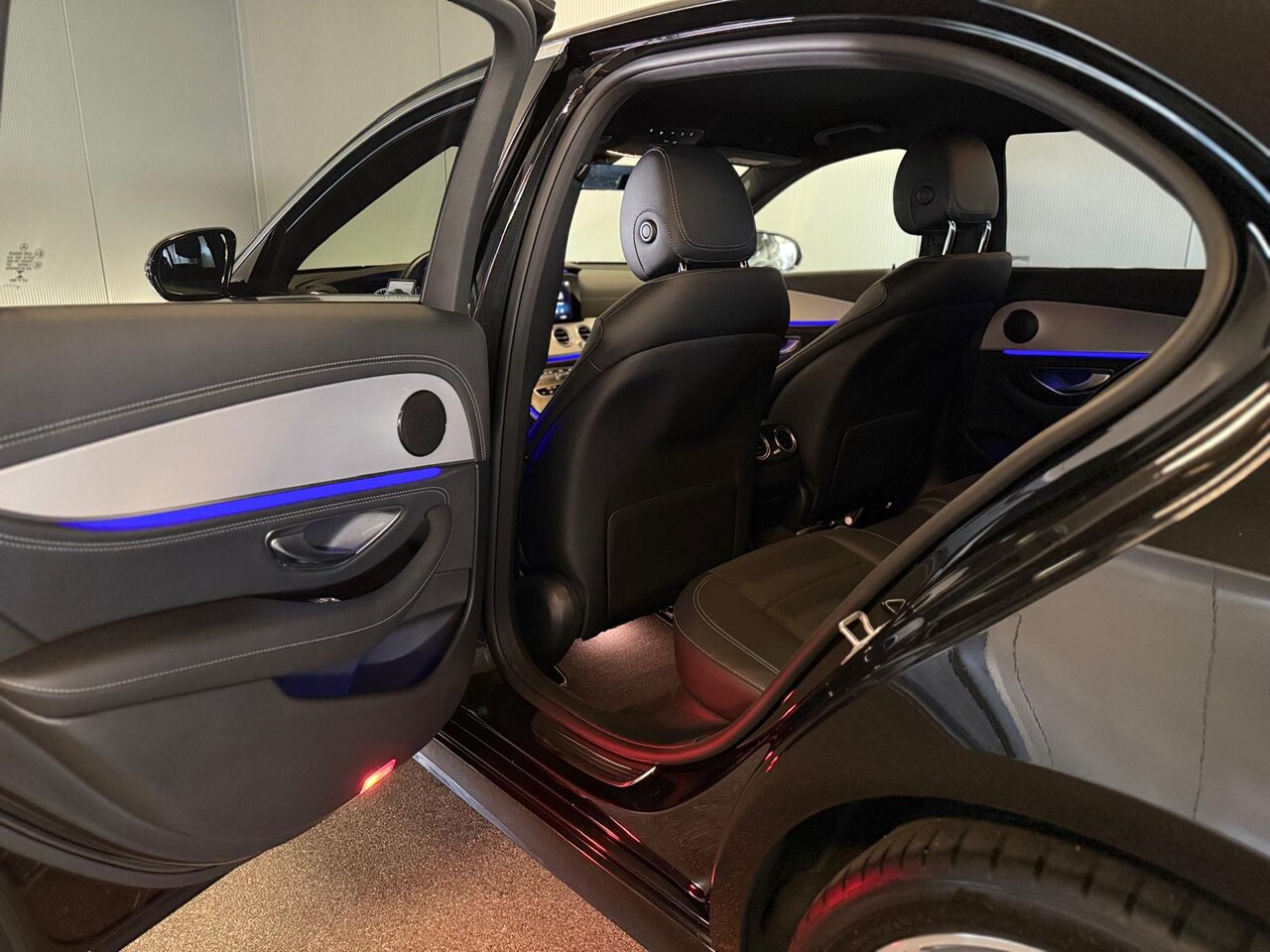 Mercedes-Benz E-klasse - 220D AMG STYLING-FACELIFT-360 CAMERA-SFEERVERLICHTING-WIDESCREEN-COMPLEET - AutoWereld.nl