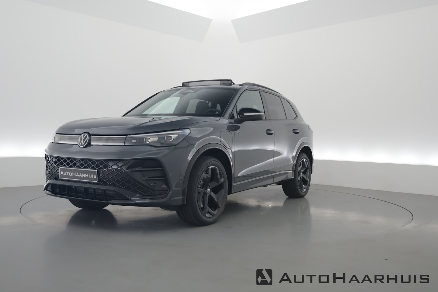 Volkswagen Tiguan - 1.5 eHybrid R-Line Black Style 272pk | Pano | 360cam | Elek. Trekhaak | Massage | Stoel- S - AutoWereld.nl
