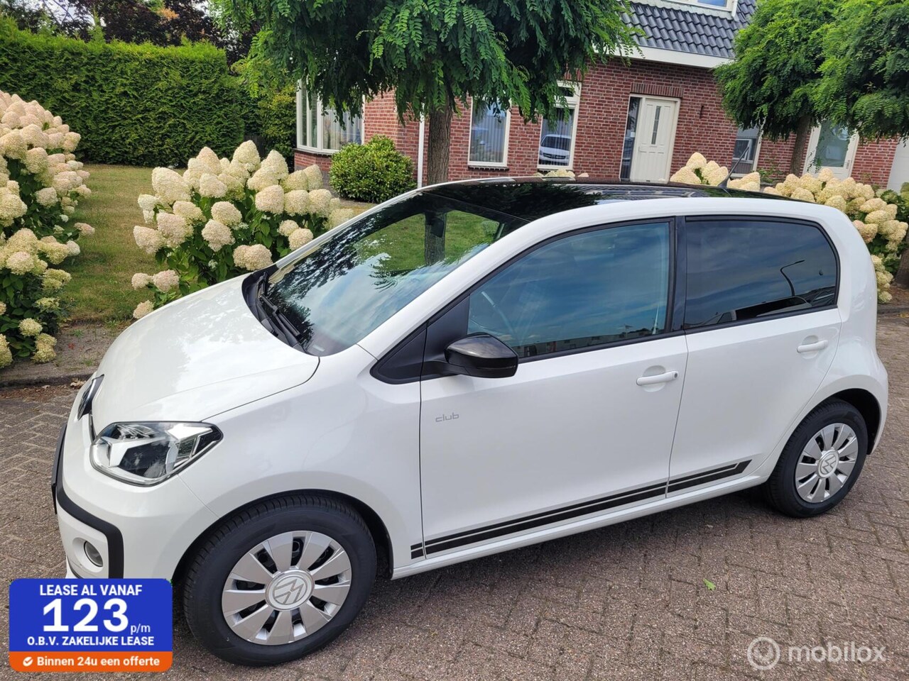 Volkswagen Up! - 1.0 BMT take up! Club, airco, zwart dak,5 drs - AutoWereld.nl