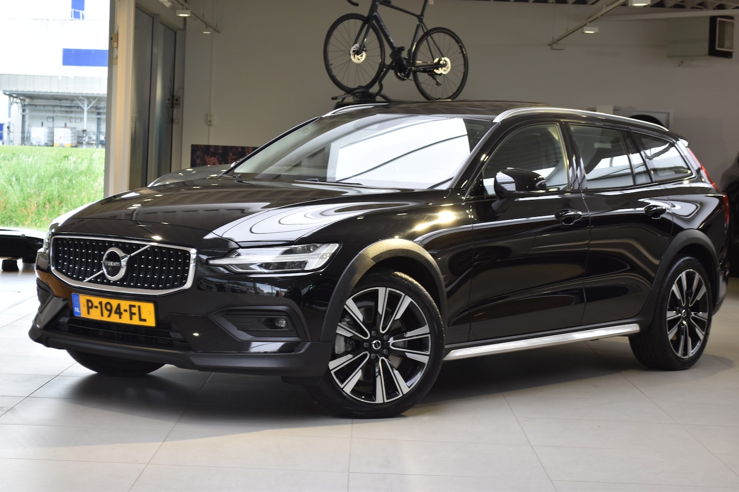 Volvo V60 Cross Country - B5 AWD Pro | Massage | Tr.H | B&W | Panodak | Nw.Pr. 77.500! - AutoWereld.nl