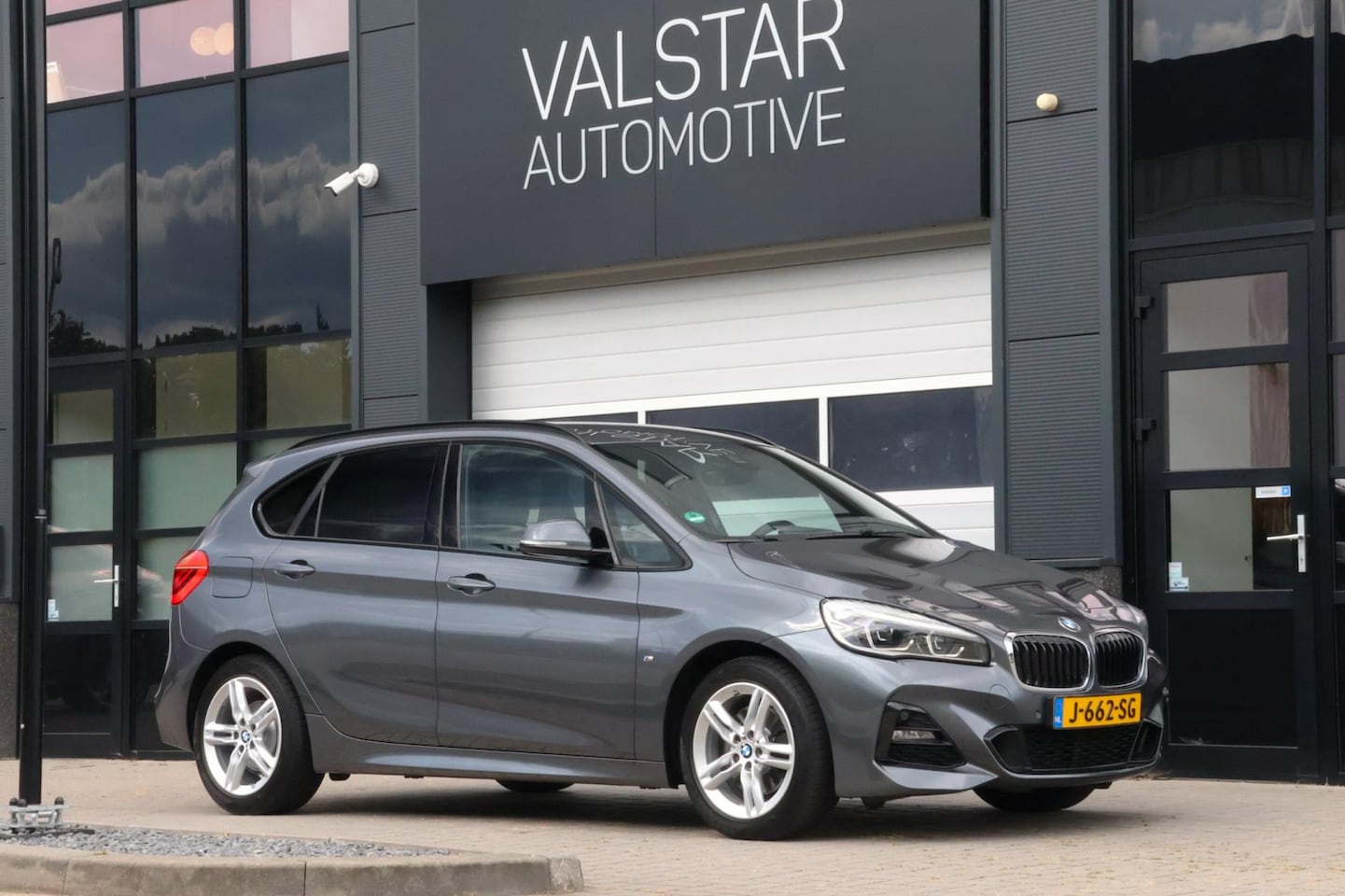 BMW 2-serie Active Tourer - 220i | M- sport | Trekhaak | LED | Dealer onderhouden - AutoWereld.nl