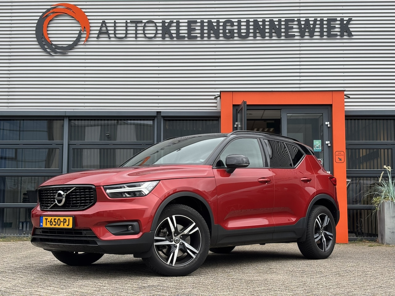 Volvo XC40 - 2.0 T4 R-Design / Navi / Camera / Schuifkanteldak / Harman Kardon Audio / - AutoWereld.nl