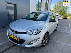 Hyundai i20 - 1.2 HP i-Motion Comfort / APK / AIRCO / NAVI / SCHERM / AL VELGEN / 2 SLEUTELS / ZEER NETT