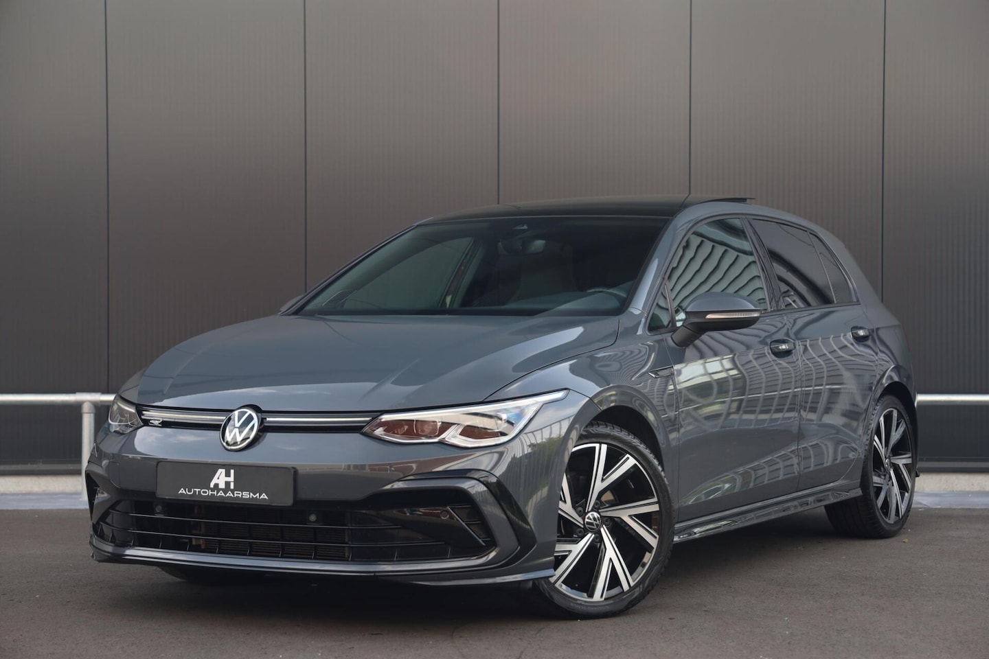 Volkswagen Golf - 1.5 TSI 150pk R-Line Pano Trekhaak H/K IQ-Lights Camera Stoel/Stuur verw CarPlay Keyless 1 - AutoWereld.nl