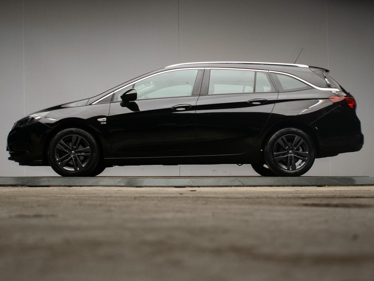 Opel Astra Sports Tourer - 1.0 Turbo 120 Jaar Edition Sport (APPLE CARPLAY,NAVI,CRUISE,LED,PDC,BLACKPACK,LEDER,CLIMAT - AutoWereld.nl