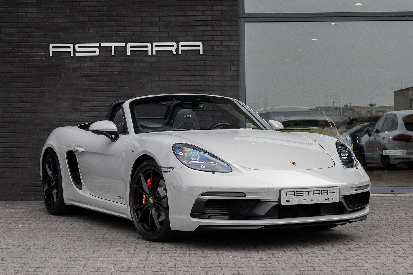Porsche 718 Boxster GTS - | 30.500 km | Krijt met GTS pakket - AutoWereld.nl