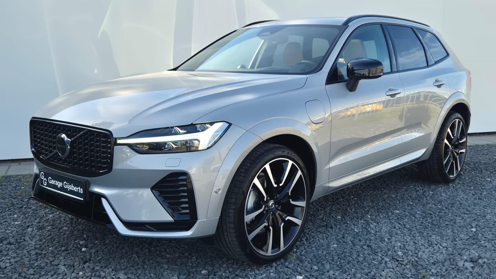 Volvo XC60 - 2.0 T8 PHEV AWD Ultra Dark Luchtvering - Bowers Wilkins Sound - 22 Licht metalen Wielen - - AutoWereld.nl