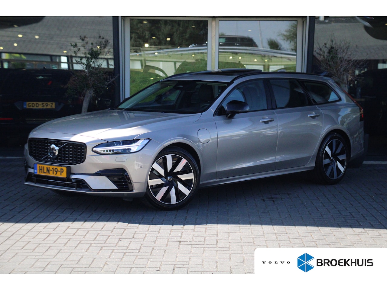 Volvo V90 - 2.0 T8 Plug-in hybrid AWD Ultra Dark | 360° Camera | Harman Kardon | Head-Up | Panoramadak - AutoWereld.nl