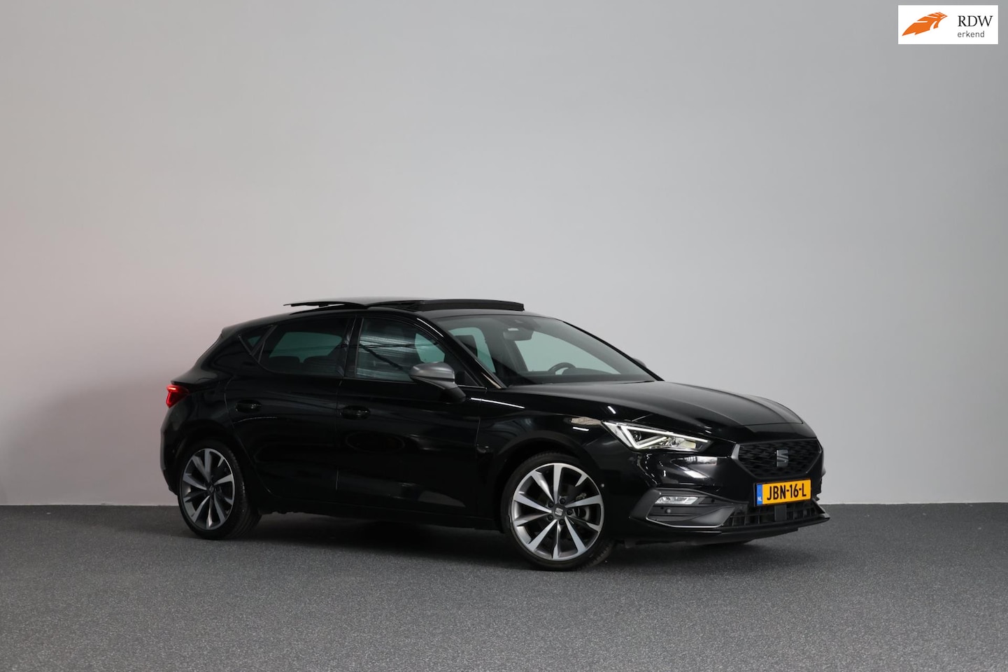 SEAT Leon - 1.5 eTSI FR LED/SFEER/VIRTUAL/PANORAMADAK/S.VERWARMING/18' LMV/CAM/ACC/ECC/12 MND GARANTIE - AutoWereld.nl