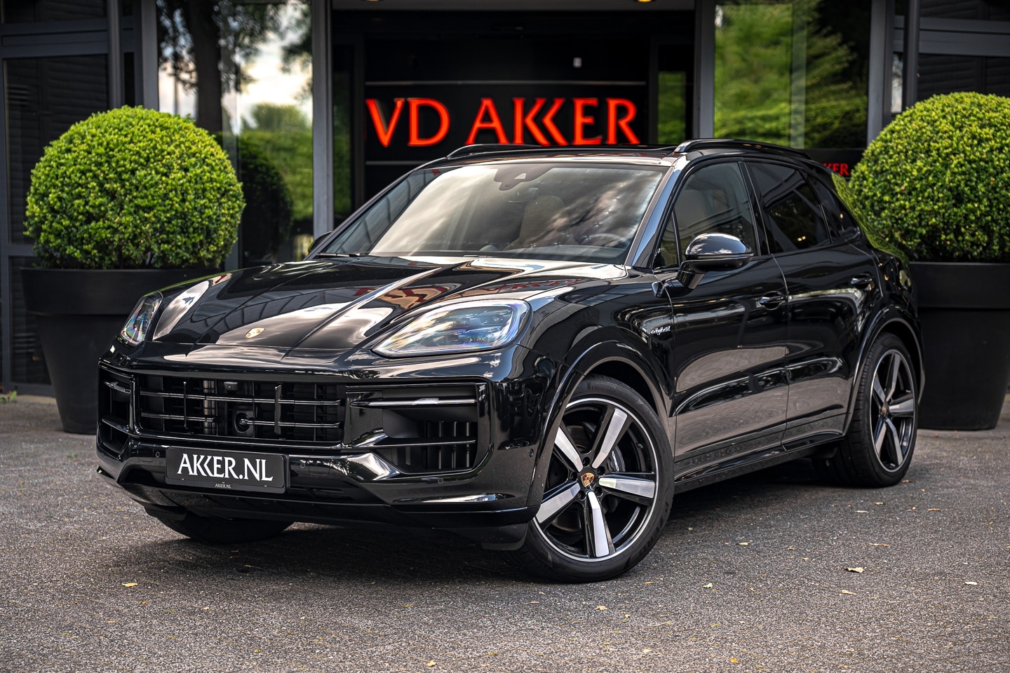 Porsche Cayenne - E-Hybrid SportDesign | Beige/zwart leder | ACC | 22 Inch | 360° Camera - AutoWereld.nl