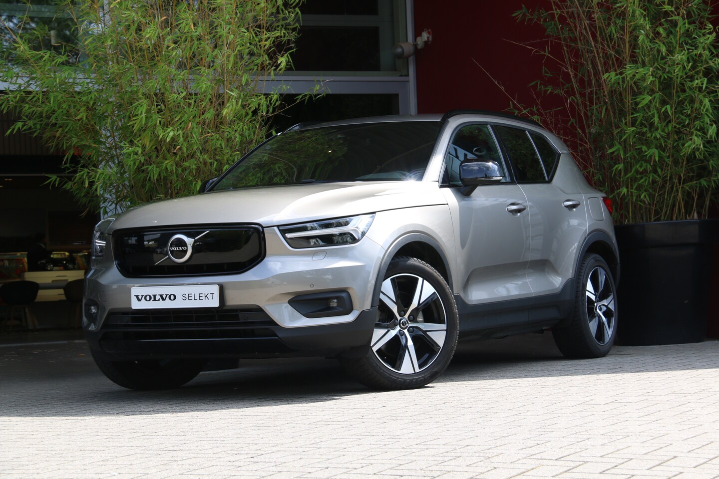 Volvo XC40 - Recharge P8 AWD R-Design | Pebble Grey! | Trekhaak | Memory | Pilot Assist - AutoWereld.nl
