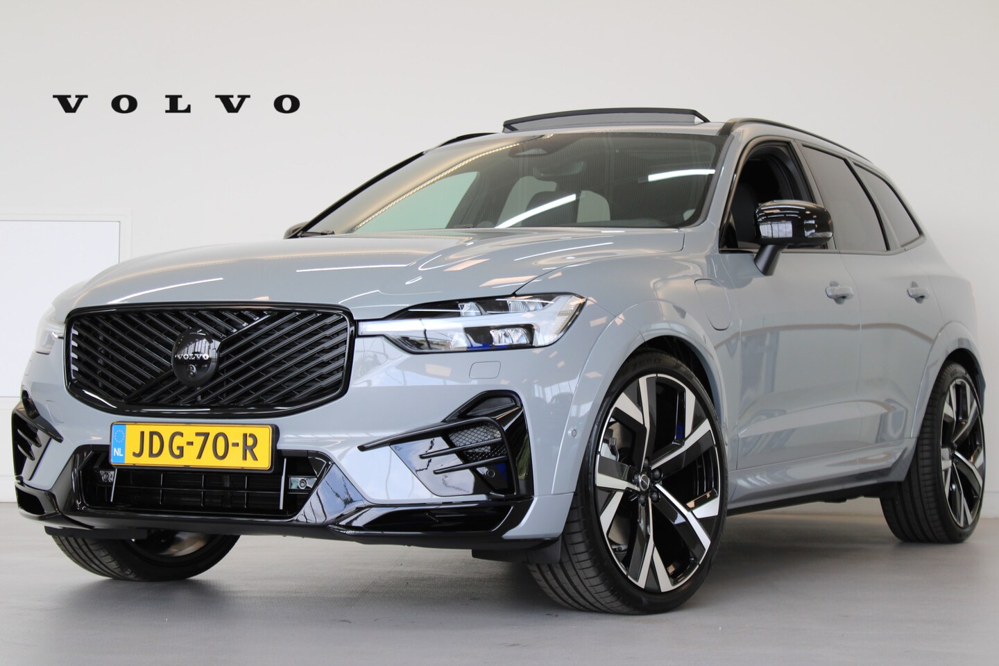 Volvo XC60 - T6 350PK AWD Ultra Black Edition | Heico | B&W | Luchtvering | 22" - AutoWereld.nl