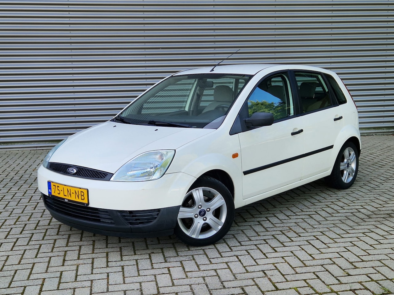 Ford Fiesta - 1.4-16V Ambiente AUTOMAAT / Airco / 5DRS - AutoWereld.nl