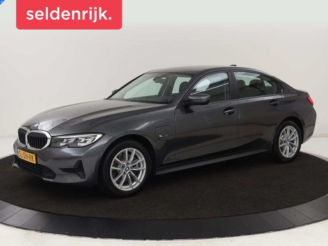BMW 3-serie - 320e Advantage | Leder | Sportstoelen | Stoelverwarming | Camera | Live Cockpit | Carplay - AutoWereld.nl