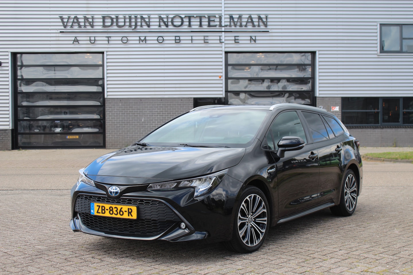 Toyota Corolla Touring Sports - 2.0 Hybrid First Edition / Carplay / Navigatie / N.A.P. - AutoWereld.nl