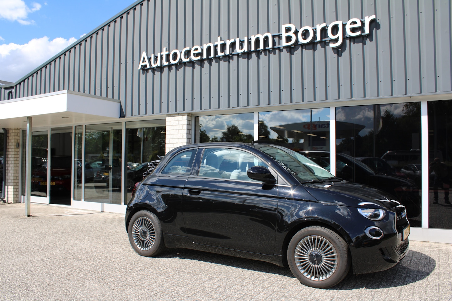 Fiat 500 - Cabrio Icon Automaat 42 kWh navi/clima/16"LM /Trekhaak/Cruise - AutoWereld.nl