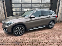 BMW X1 - sDrive20i 192PK VDL Nedcar Edition | Pano | Trekhaak | LED | M Sport | Stoelverwarming | L